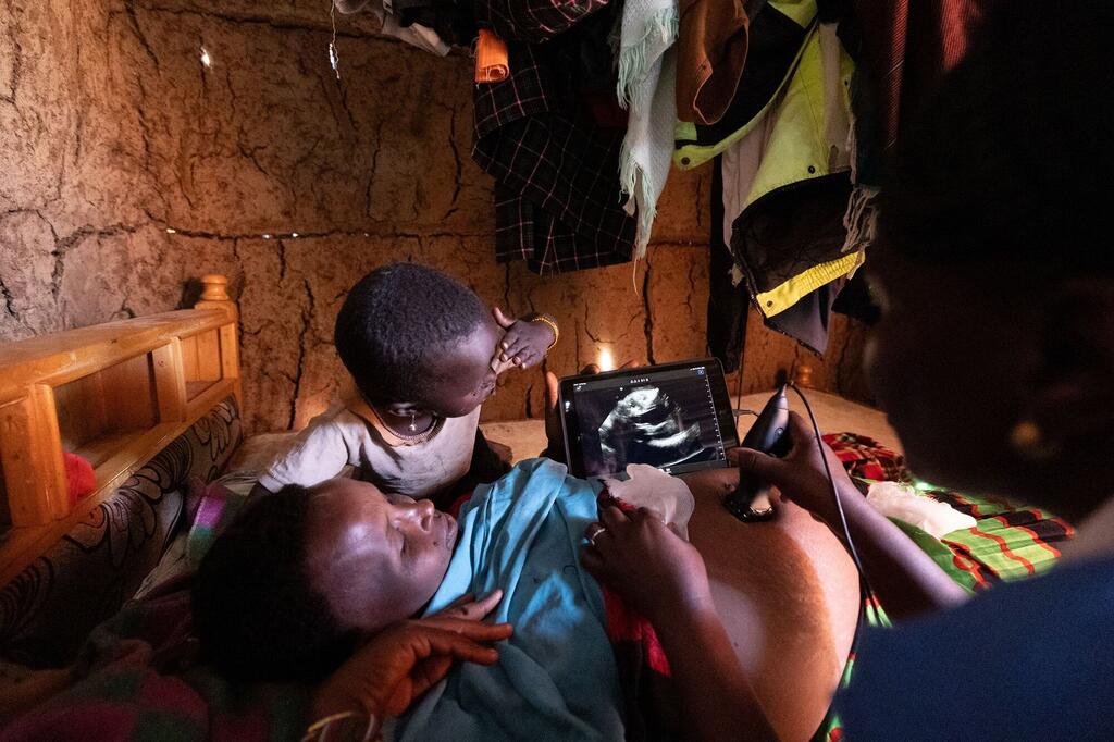 一名肯尼亚妇女在生殖健康检查中接受超声波检查。